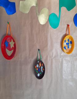  detalle de bolas de navidad realizadas con tapones y goma eva (alumnos de infantil,1º y 2º)