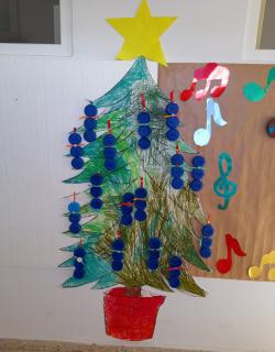 árbol de navidad con adornos muñeco de nieve realizados con tapones .